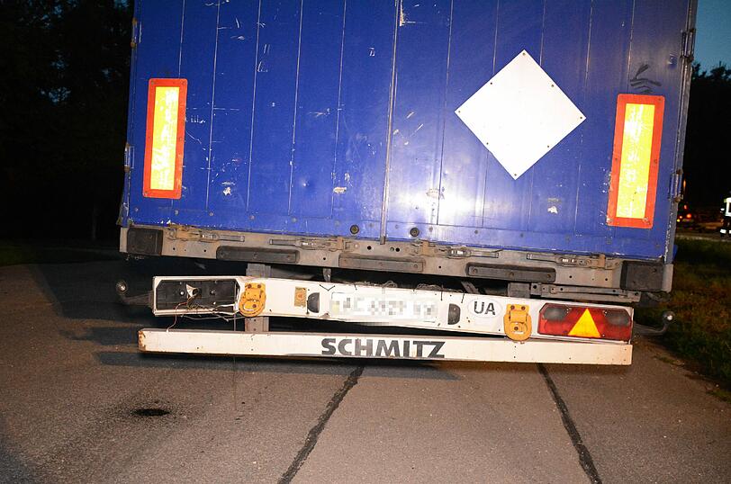Der Mercedes krachte in den Lkw.