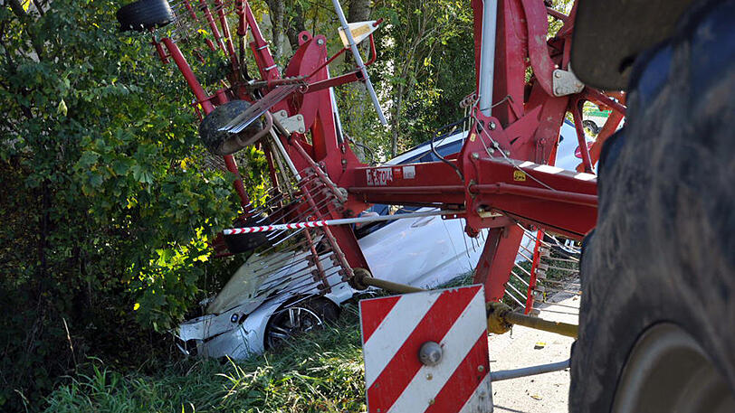 Weder der Traktor- noch der Pkw-Fahrer wurden beim Unfall verletzt. Angesichts dieser Bilder eigentlich nur schwer vorzustellen.