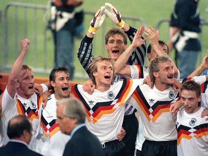 Die deutsche Nationalmannschaft jubelt 1990 über den Gewinn der Fußball-WM im Olympiastadion von Rom.