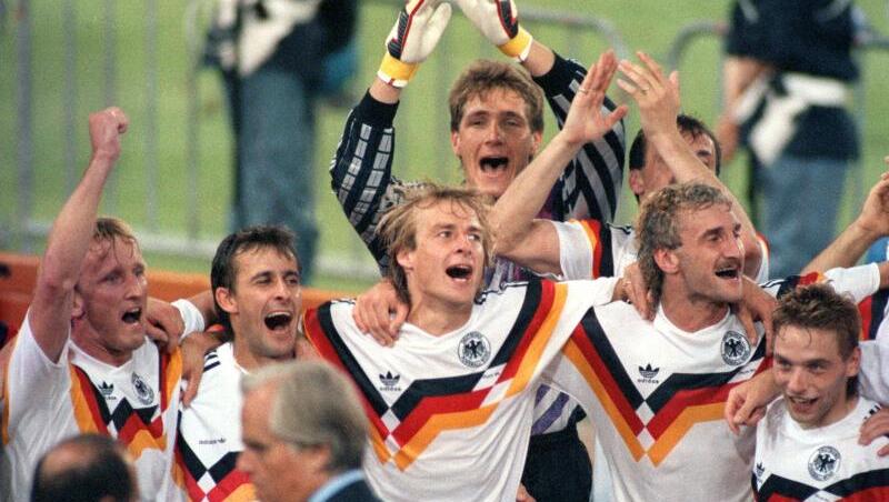 Die deutsche Nationalmannschaft jubelt 1990 über den Gewinn der Fußball-WM im Olympiastadion von Rom. Die deutsche Nationalmannschaft jubelt 1990 über den Gewinn der Fußball-WM im Olympiastadion von Rom.