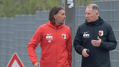 An seinem ersten Arbeitstag geht Augsburgs neuer Trainer Martin Schmidt (l) mit Sportdirektor Stefan Reuter zum Übungsgelände.