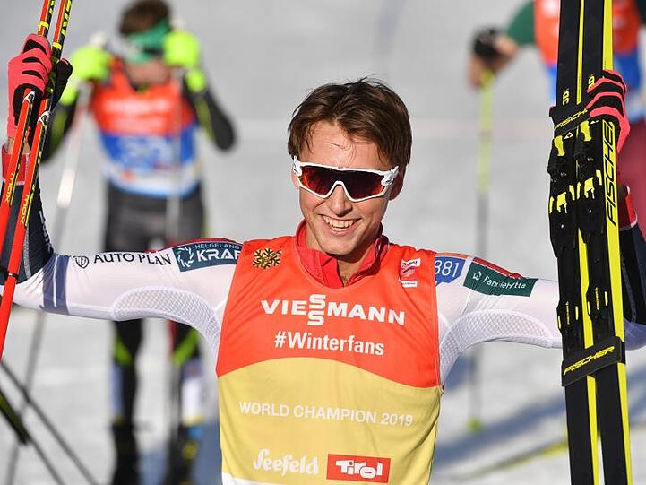 Sieger Jarl Magnus Riiber jubelt im Ziel über Gold bei der Nordischen Ski-WM in Seefeld.