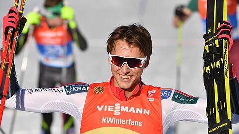 Sieger Jarl Magnus Riiber jubelt im Ziel über Gold bei der Nordischen Ski-WM in Seefeld.