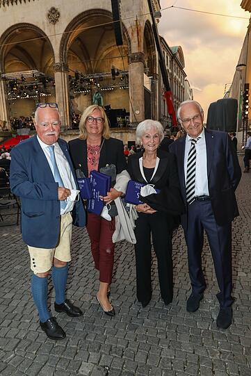 Wilder Stil-Mix: Peter Gauweiler (l.) sticht ausnahmsweise modisch besonders hervor - mit Ehefrau Eva, Karin und Edmund Stoiber bei "Klassik am Odeonsplatz".
