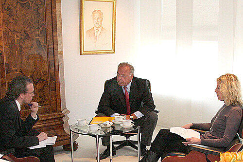 Randolf Rodenstock (Mitte) mit den AZ-Redakteuren Georg Thanscheidt und Kimberly Hoppe.