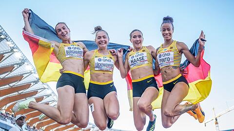 Alexandra Burghardt, Gina Lückenkemper, Rebekka Haase und Tatjana Pinto (l-r) bejubeln ihren dritten Platz.