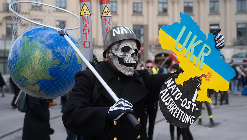Ein Demonstrant mit Totenkopfmaske bei den Protesten am Stachus im vergangenen Jahr.