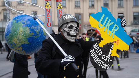 Ein Demonstrant mit Totenkopfmaske bei den Protesten am Stachus im vergangenen Jahr.