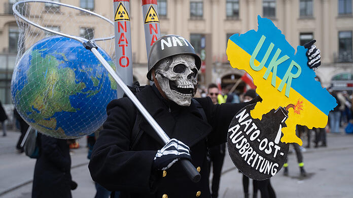 Ein Demonstrant mit Totenkopfmaske bei den Protesten am Stachus im vergangenen Jahr.