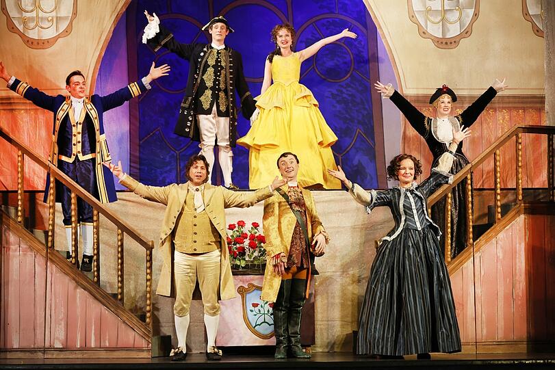 Das ganze Ensemble von "Die Schöne und das Tier" auf der Bühne des Münchner Theater für Kinder.