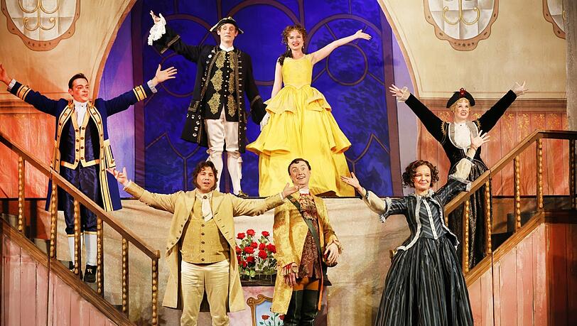 Das ganze Ensemble von "Die Schöne und das Tier" auf der Bühne des Münchner Theater für Kinder. Das ganze Ensemble von "Die Schöne und das Tier" auf der Bühne des Münchner Theater für Kinder.