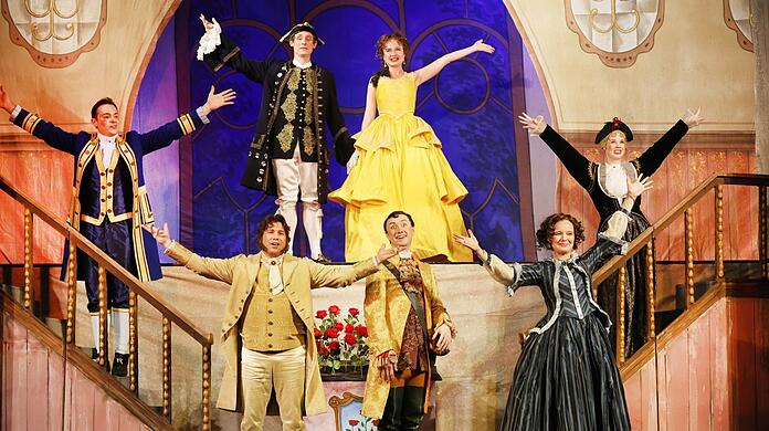 Das ganze Ensemble von "Die Schöne und das Tier" auf der Bühne des Münchner Theater für Kinder.