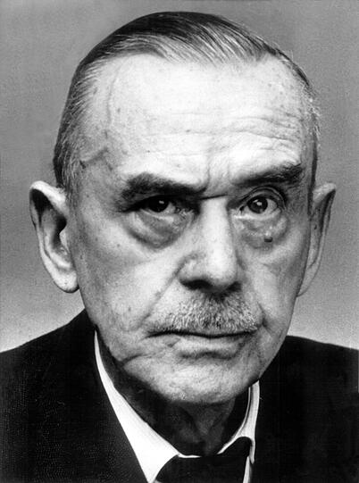 In der Feilitzschstraße 32 im Haus der ehemaligen Künstlerkneipe Seerose wohnt von 1899 bis 1902 Thomas Mann. Hier beendet er seinen Roman "Die Buddenbrooks", für den er 1929 den Nobelpreis für Literatur erhält.