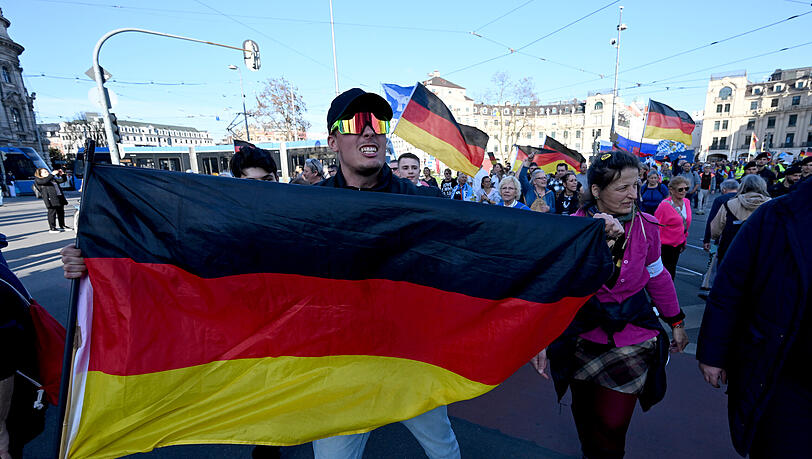 Demonstranten ziehen bei einem Protestmarsch im Rahmen bundesweiter Demonstrationen unter dem Motto «Gemeinsam für Deutschland!» durch die Sonnenstraße am Stachus vorbei. In allen Bundesländern sollten am vergangenen Samstag Protestmärsche stattfinden.