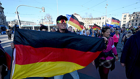 Demonstranten ziehen bei einem Protestmarsch im Rahmen bundesweiter Demonstrationen unter dem Motto «Gemeinsam für Deutschland!» durch die Sonnenstraße am Stachus vorbei. In allen Bundesländern sollten am vergangenen Samstag Protestmärsche stattfinden.