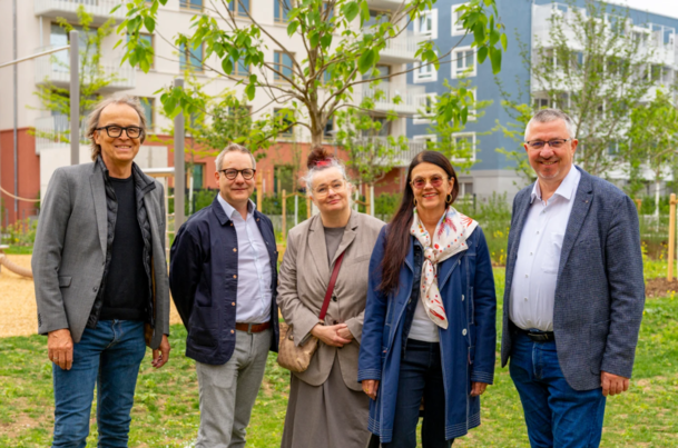 (v.l.) Oliver Kreipe (Leitung Neubau), Ole Beißwenger (Leitung Bau), Julie Kleinke (Projektleitung), Stadtbaurätin Elisabeth Merk (parteilos) und Münchner-Wohnen-Geschäftsführer Christian Müller (SPD) bei der Vorstellung der neu gebauten 461 Wohneinheiten im neuen Münchner Stadtteil Freiham. (v.l.) Oliver Kreipe (Leitung Neubau), Ole Beißwenger (Leitung Bau), Julie Kleinke (Projektleitung), Stadtbaurätin Elisabeth Merk (parteilos) und Münchner-Wohnen-Geschäftsführer Christian Müller (SPD) bei der Vorstellung der neu gebauten 461 Wohneinheiten im neuen Münchner Stadtteil Freiham.