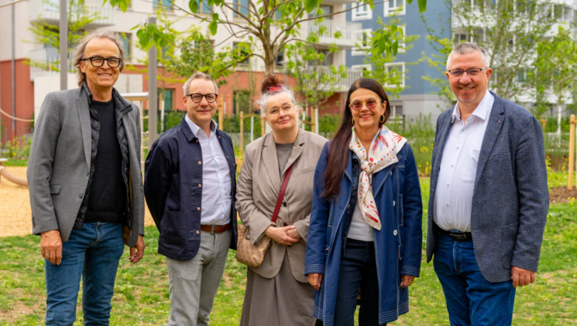 (v.l.) Oliver Kreipe (Leitung Neubau), Ole Beißwenger (Leitung Bau), Julie Kleinke (Projektleitung), Stadtbaurätin Elisabeth Merk (parteilos) und Münchner-Wohnen-Geschäftsführer Christian Müller (SPD) bei der Vorstellung der neu gebauten 461 Wohneinheiten im neuen Münchner Stadtteil Freiham. (v.l.) Oliver Kreipe (Leitung Neubau), Ole Beißwenger (Leitung Bau), Julie Kleinke (Projektleitung), Stadtbaurätin Elisabeth Merk (parteilos) und Münchner-Wohnen-Geschäftsführer Christian Müller (SPD) bei der Vorstellung der neu gebauten 461 Wohneinheiten im neuen Münchner Stadtteil Freiham.