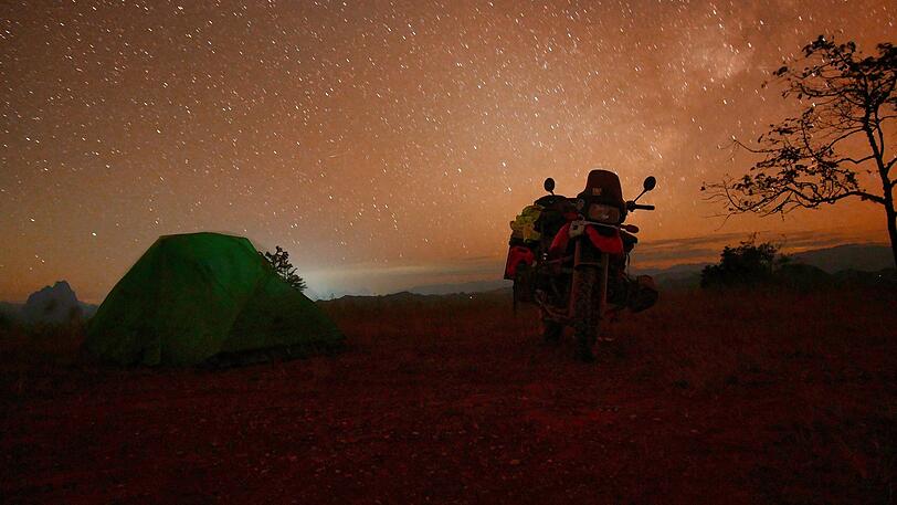 Ein Motorrad, ein Zelt, ein Bayer: Der 34-j&auml;hrige Florian Pollinger erlebt seit August das Abenteuer seines Lebens.