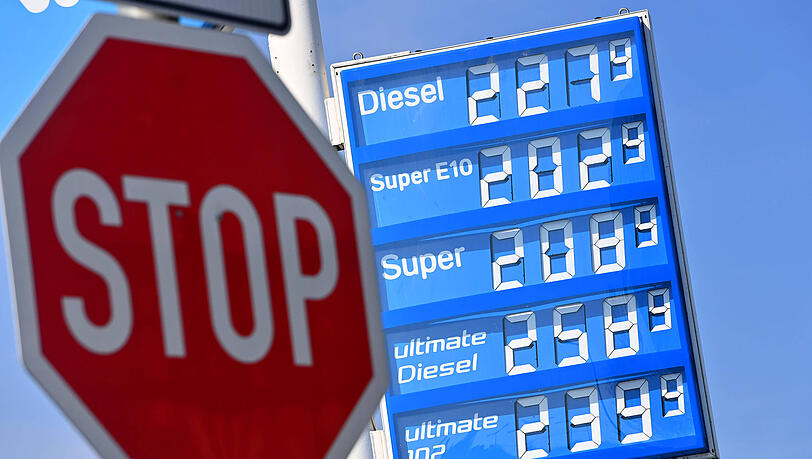 Kein Ende in Sicht: T&auml;glich erreichen die Spritpreise neue H&ouml;chstst&auml;nde f&uuml;r Verbraucher. Jetzt soll eine neue Regelung helfen.