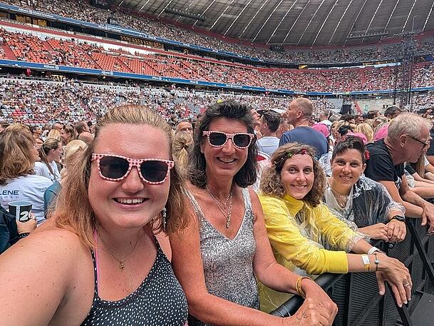 Seit 6 Uhr f&uuml;r Helene Fischer auf den Beinen. Lea, Meli, Ricarda und Theresa (von links) schafften es in die erste Reihe.