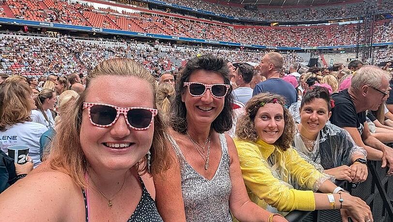 Seit 6 Uhr für Helene Fischer auf den Beinen. Lea, Meli, Ricarda und Theresa (von links) schafften es in die erste Reihe. Seit 6 Uhr für Helene Fischer auf den Beinen. Lea, Meli, Ricarda und Theresa (von links) schafften es in die erste Reihe.