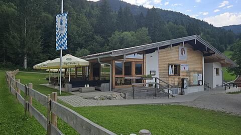 Die Hirschbergalm ist nun auch im Sommer ge&ouml;ffnet.
