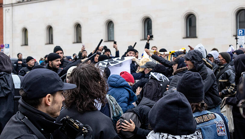 Bei einer Auseinandersetzung zwischen linken Demonstrierenden und Polizeikräften kommt es zu einem Gedränge. Mehrere Polizisten halten Schlagstöcke in der Hand. Bei einer Auseinandersetzung zwischen linken Demonstrierenden und Polizeikräften kommt es zu einem Gedränge. Mehrere Polizisten halten Schlagstöcke in der Hand.