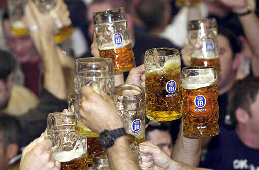 7,1 Millionen Maß wurden im vergangenen Jahr auf dem Oktoberfest ausgeschenkt. 2009 waren es 6,6 Millionen, 1910 wurden 12.000 Hektoliter getrunken (1,2 Mio. Maß).