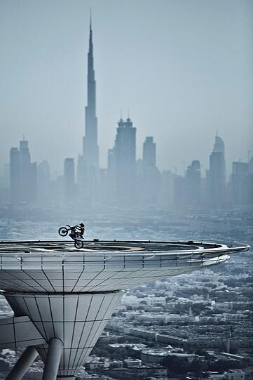 Platz 1: Der Burj Khalifa ist ein Wolkenkratzer in Dubai (Vereinigte Arabische Emirate). Die Bauarbeiten begannen im Jahr 2004, im Januar 2009 wurde die Endhöhe von 828 Metern erreicht. Das Gebäude wurde am 4. Januar 2010 eingeweiht und ist seitdem das höchste Gebäude der Welt.