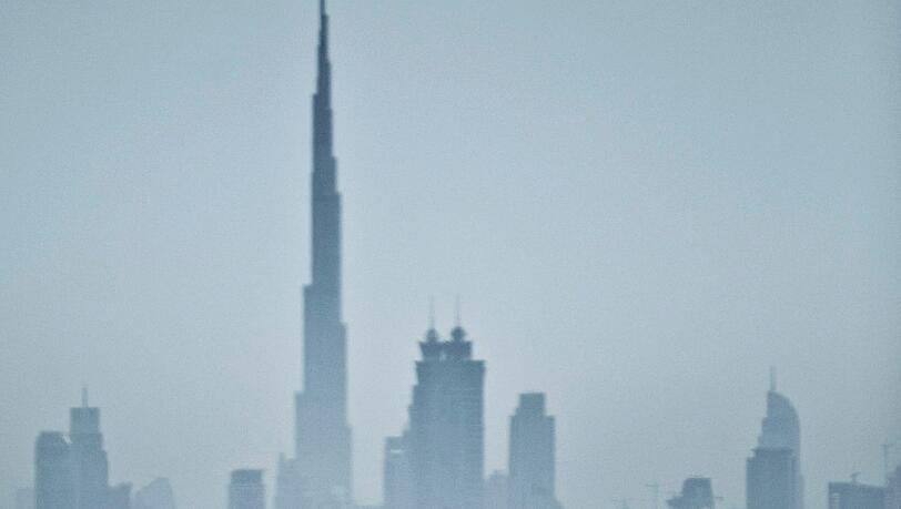 Der Burj Khalifa ist ein Wolkenkratzer in Dubai (Vereinigte Arabische Emirate). Die Bauarbeiten begannen im Jahr 2004, im Januar 2009 wurde die Endhöhe von 828 Metern erreicht. Das Gebäude wurde am 4. Januar 2010 eingeweiht und ist seitdem das höchste Gebäude der Welt.