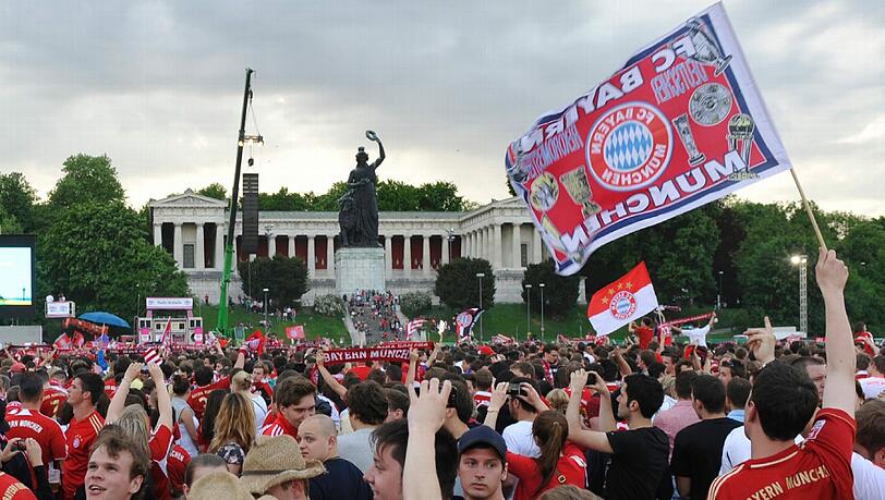 Live mitfiebern - wie im letzten Jahr. Das Public Viewing auf der Theresienwiese kostet heuer 6,90 Euro. Live mitfiebern - wie im letzten Jahr. Das Public Viewing auf der Theresienwiese kostet heuer 6,90 Euro.