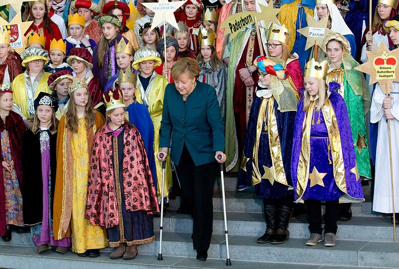 Kanzlerin Angela Merkel empfängt die Sternsinger im Kanzleramt. Sie ist nach ihrem Skiunfall auf Krücken unterwegs.