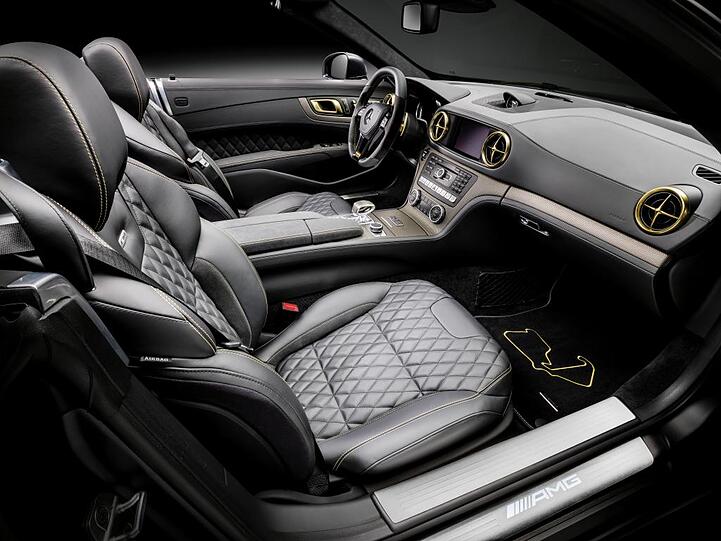 Ob im Duett oder solo, ob innen oder außen: Die "World Championship 2014 Collector&rsquo;s Edition&rdquo; des SL 63 AMG ist optisch ein Genuss.