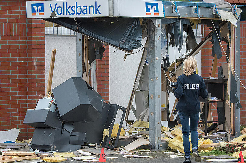 In Hambühren konnten die Täter eine unbekannte Menge Geld erbeuten und lieferten eine filmreife Flucht über Stock und Stein.