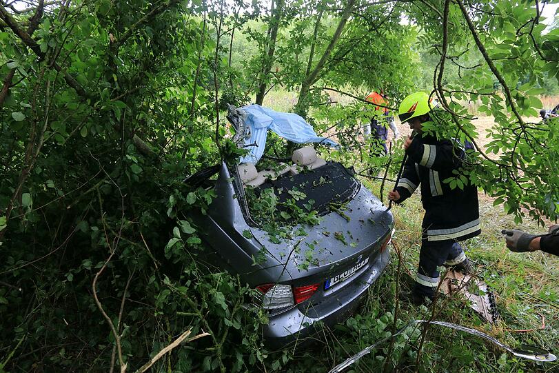 Wie durch ein Wunder hat der 21-jährige Fahrer überlebt. Die Bilder des Horror-Unfalls.