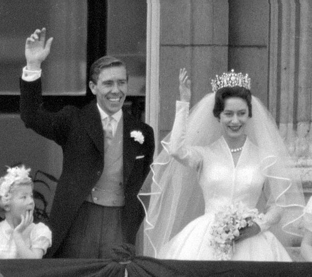 1960 winkt das frisch vermählte Ehepaar Prinzessin Margaret und Anthony Armstrong-Jones vom Balkon des Buckingham Palace. Die erste royale Hochzeit, die Millionen im Fernsehen verfolgten.