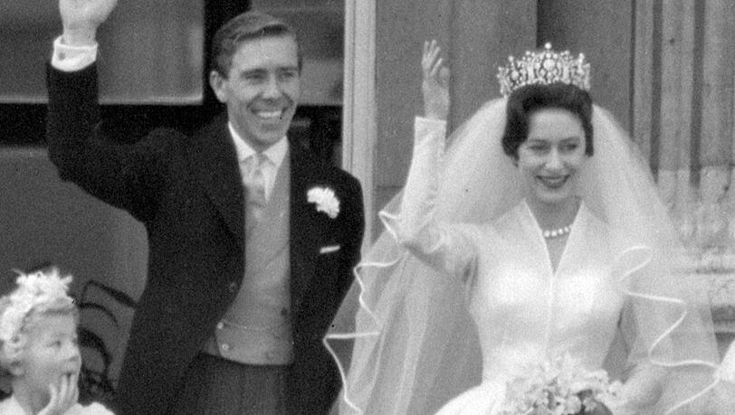1960 winkt das frisch vermählte Ehepaar Prinzessin Margaret und Anthony Armstrong-Jones vom Balkon des Buckingham Palace. Die erste royale Hochzeit, die Millionen im Fernsehen verfolgten. 1960 winkt das frisch vermählte Ehepaar Prinzessin Margaret und Anthony Armstrong-Jones vom Balkon des Buckingham Palace. Die erste royale Hochzeit, die Millionen im Fernsehen verfolgten.