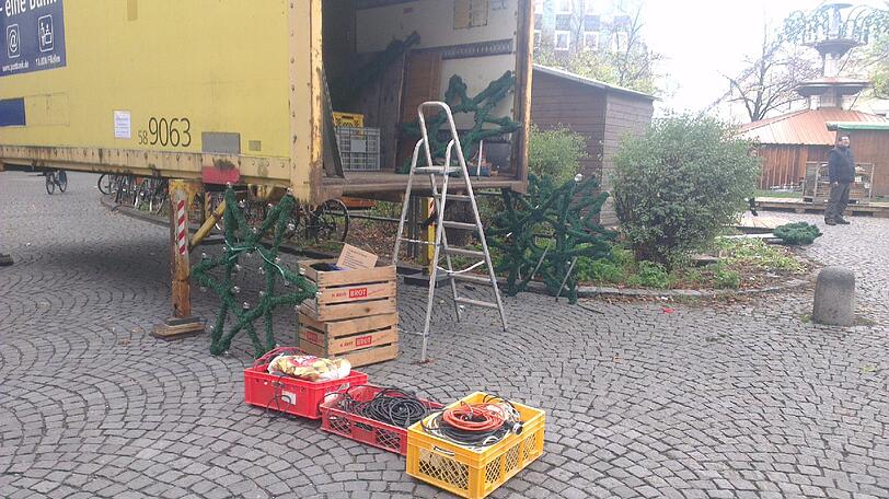 Jetzt geht's los: In Haidhausen wird der Weihnachtsmarkt aufgebaut.