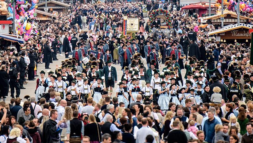 Der Trachten- und Schützenzug zur Münchner Theresienwiese war wieder für Groß und Klein eine tolle Veranstaltung, egal ob als Teilnehmer oder als Zuschauer. Der Trachten- und Schützenzug zur Münchner Theresienwiese war wieder für Groß und Klein eine tolle Veranstaltung, egal ob als Teilnehmer oder als Zuschauer.