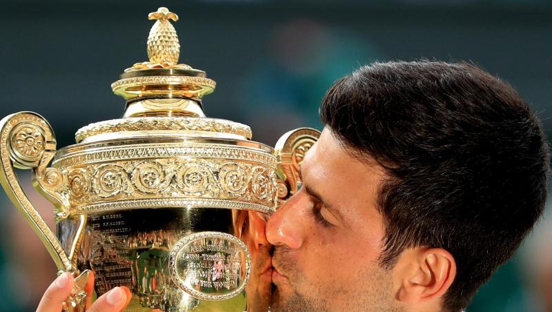 Novak Djokovic küsst bei der Siegerehrung die Trophäe für den Finalgewinner. Novak Djokovic küsst bei der Siegerehrung die Trophäe für den Finalgewinner.