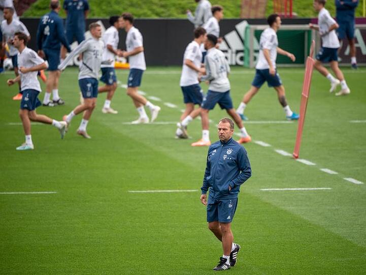 Trainer Hansi Flick steht während einer Übungseinheit des FC Bayern München auf dem Trainingsgelände.
