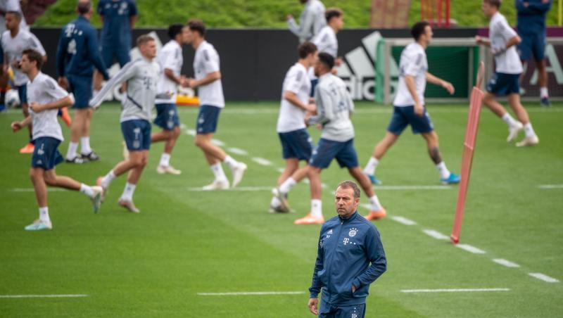 Trainer Hansi Flick steht während einer Übungseinheit des FC Bayern München auf dem Trainingsgelände. Trainer Hansi Flick steht während einer Übungseinheit des FC Bayern München auf dem Trainingsgelände.