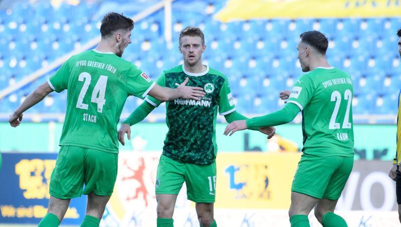 Fürths Spieler jubeln nach einem Tor.