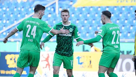 Fürths Spieler jubeln nach einem Tor.