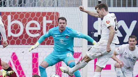 Sandhausens Nils Röseler (r) schießt das Tor zum 1:0.