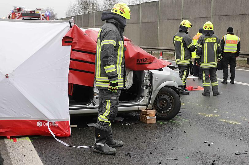 Er kollidierte mit einem entgegenkommenden Auto einer 24-Jährigen aus dem Landkreis Altötting.
