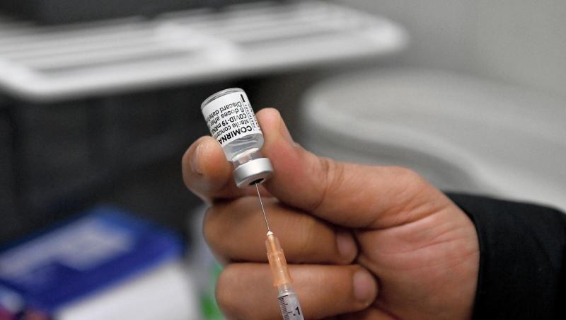 Eine Krankenschwester zieht eine Spritze mit einer COVID-19-Impfung von Pfizer auf.