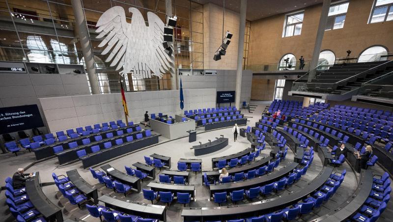 Mehr als zwei Drittel der Deutschen halten den Bundestag mit seinen jetzt schon 709 Mitgliedern für zu groß.