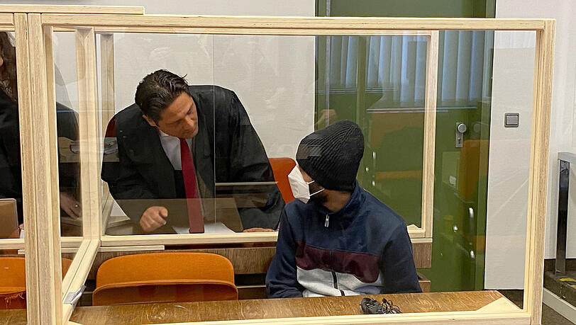 Der Angeklagte im Prozess um Geiselnahme und besonders schwerer sexueller Nötigung in München wendet sich vor der Verhandlung vor dem Landgericht München I seinem Verteidiger zu.