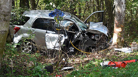 Der komplett zerstörte Wagen nach dem Unfall.